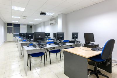 Aulas equpadas con equipos informáticos